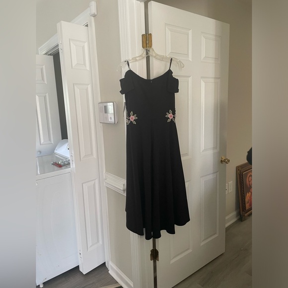 Black dress with pink roses embroidered - Picture 2 of 3